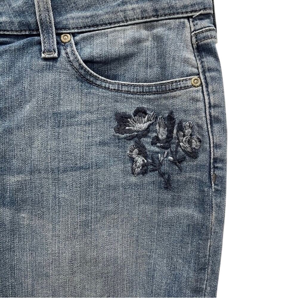 NYDJ Boyfriend Jeans Women Size 12 Blue Denim with Flower Embroidered 5 Pocket - Picture 7 of 13